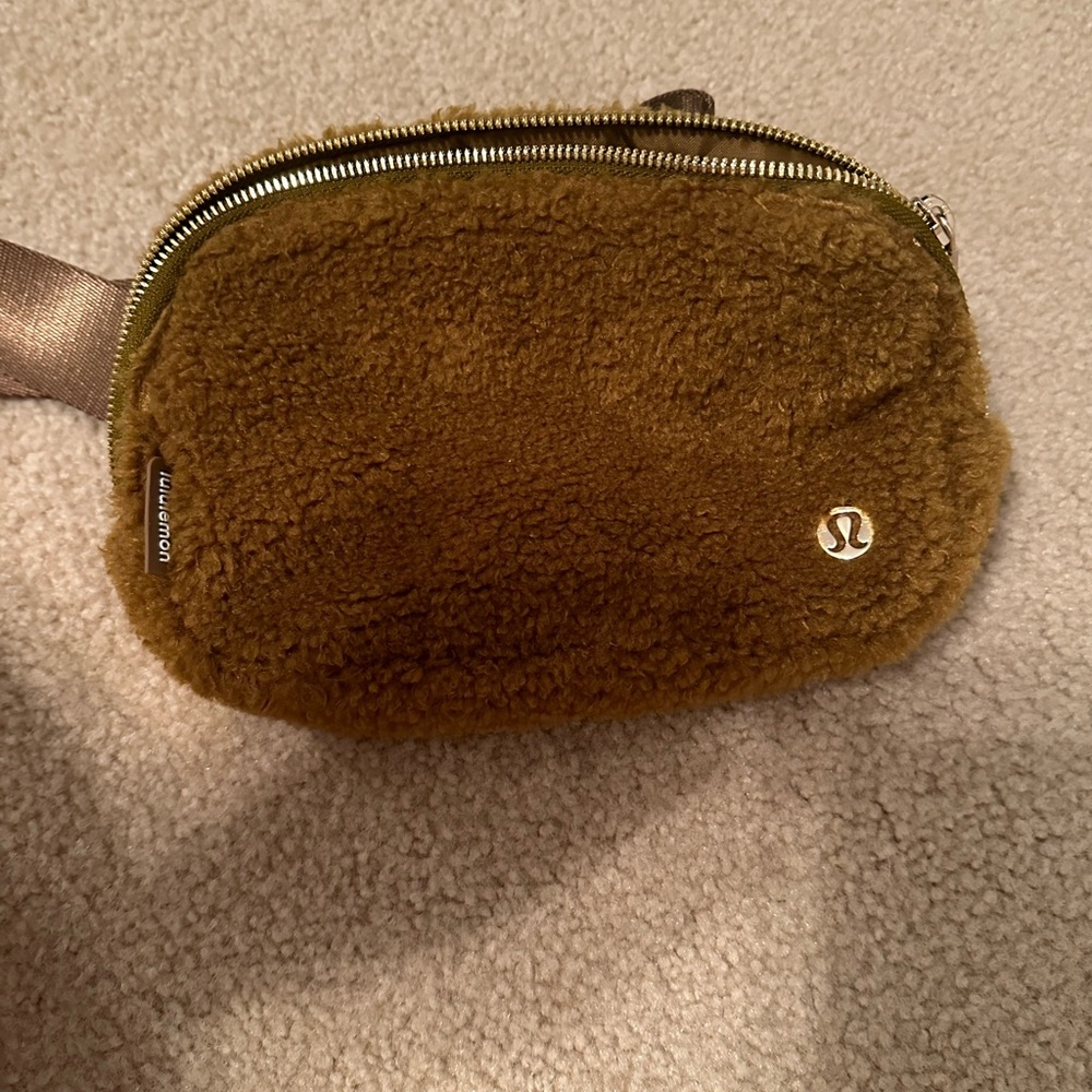 Khaki lulu lemon sherpa everywhere belt bag with tags attached